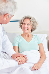 Kranke Seniorin wird von ihrem Arzt betreut