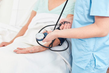 Krankenschwester kontrolliert den Blutdruck