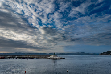 Fotografía del cielo de verano cubierto de nubes con margen tranquilo y señalización faro en el...
