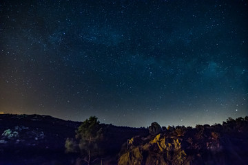 Esplendor gallego bajo la Vía Láctea: Noche estrellada desvela la magia celestial en los cielos...