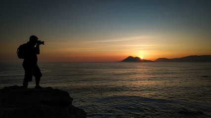 Tranquilidad Dorada: Puesta de sol sobre el mar en Monte Louro, Galicia, España