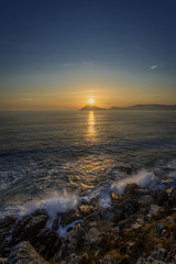 Puesta de sol sobre montaña de Monte Louro en Galicia, Porto do Son, España en verano sobre el mar Atlántico