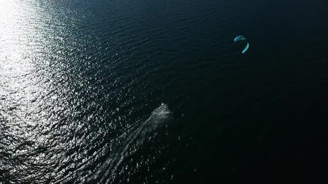 Aerial 4k - kitesurfer in azione al tramonto