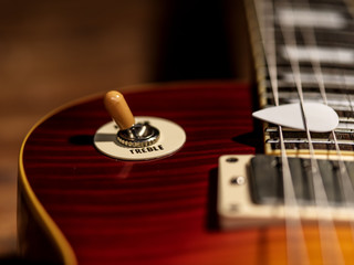 Fototapeta premium korpus gitary elektrycznej z widokiem z bliska mediatora