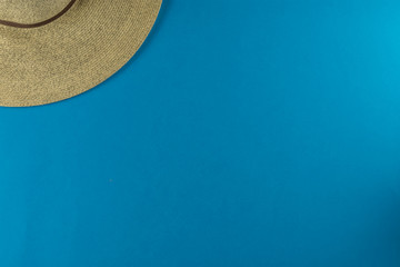 Fondo de verano azul con sombrero de paja de mujer
