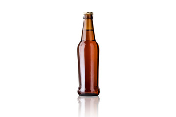 Botellín de cerveza sobre fondo blanco