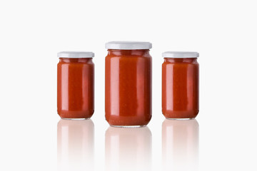 Botes de tomate con fondo blanco