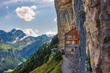 Fotobehang Keuken Zwitserse Alpen en een restaurant onder een klif op de berg Ebenalp in Zwitserland