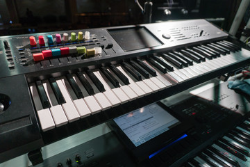 Electronic synthesizer and bass machine for recording music in the Studio