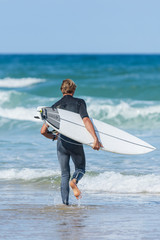 LACANAU (Gironde, France), surfeur sur la plage