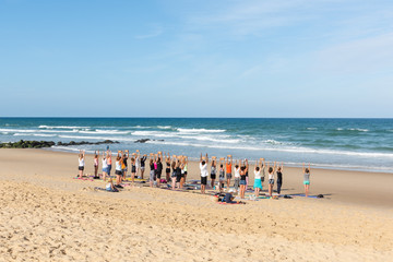 LACANAU (Gironde, France), cours de yoga sur la plage