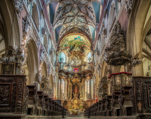 bogato zdobione wnętrze barokowe kościoła katolickiego