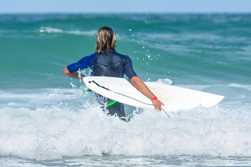 LACANAU (Gironde, France), surfeur sur la plage