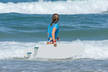 LACANAU (Gironde, France), surfeuse sur la plage