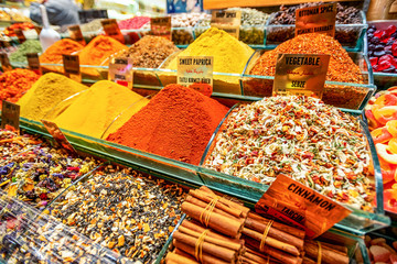 Obraz premium .26/05/2019 Istanbul, Turkey, Various spices are a counter on the Grand Bazaar also known as the Egyptian Bazaar and is famous for exotic herbs and spices