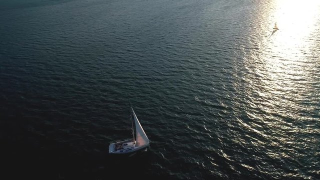 Aerial 4K - Gita in barca a vela al tramonto