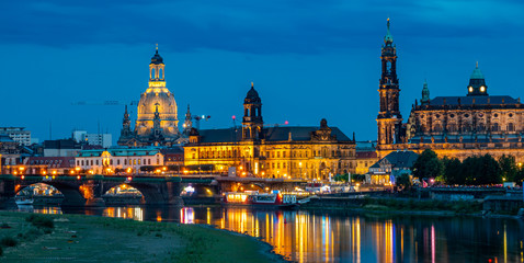 Naklejka na ściany i meble Dresden bei Nacht: Berühmte Wahrzeichen beleuchtet