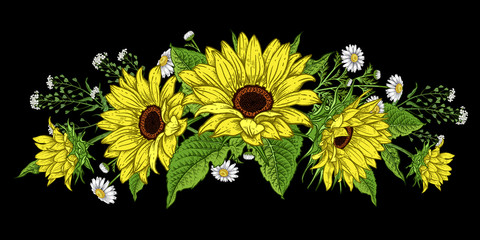 Sonnenblumen und Wildblumen. Blumengirlande. © marinavorona