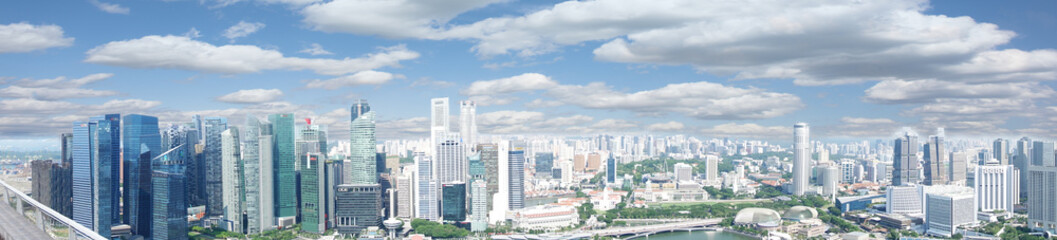 Fototapeta na wymiar Singapore skyline panorama in a beautiful sunny day
