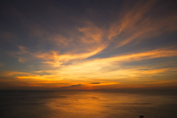 Fototapeta na wymiar sunset over the sea with beautiful sky