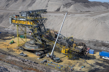 Absetzer und Schaufelradbagger im Tagebau Lausitz in Senftenberg