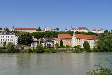 Blick auf die Salzach mit Stadt und Burg Burghausen