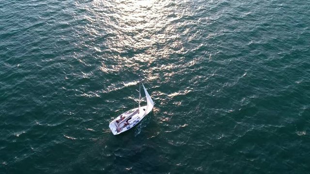 Aerial 4K - Gita in barca a vela al tramonto