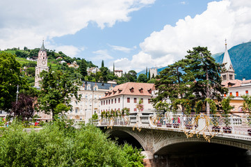 Meran, St. Nikolaus, Kirche, Pfarrkirche, Altstadt, Kurpromenade, Postbrücke, Weinberg, Vinschgau, Südtirol, Sommer, Italien