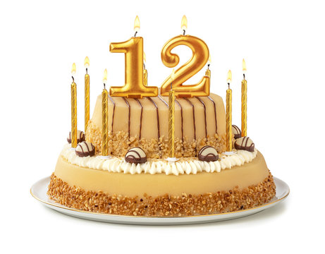 Festliche Torte mit goldenen Kerzen - Nummer 12