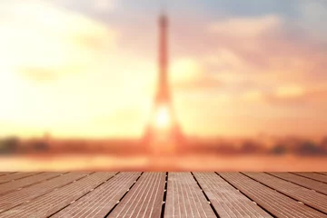 Photo sur Aluminium Paris paysage flou de la tour eiffel avec terrasse en bois