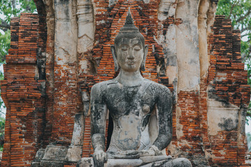 Fototapeta na wymiar Amazing details of the Wat Maha That temple with the ruins of the Buddha statues. UNESCO Worl Heritage site.