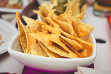 Nachos con queso y jalapeños