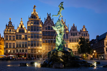 Fototapeta na wymiar Antwerp Grote Markt with famous Brabo statue and fountain at night, Belgium