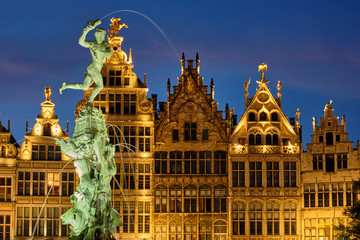 Antwerpen Grote Markt mit berühmter Brabo-Statue und Brunnen nachts, Belgien