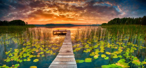 Poster Mooie zomerse zonsopgang boven het meer - Panorama © Piotr Krzeslak