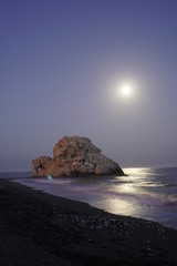 vista nocturna playa peñon del cuervo malaga 