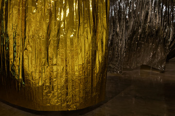 Wisząca zasłona z dwukolorowej folii © Miroslaw