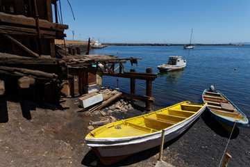 Żółta łódka w opuszczonym meksykańskim porcie