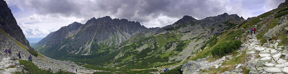 Fototapeta na wymiar Panorama na Dolinę Mięguszowiecką i Grań Baszt - Szlak na Rysy
