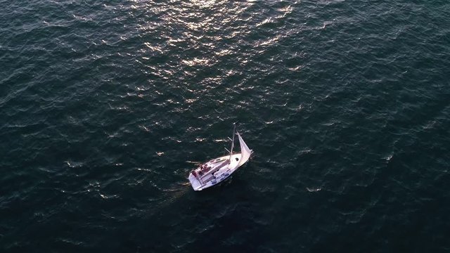 Aerial 4K - Gita in barca a vela al tramonto 