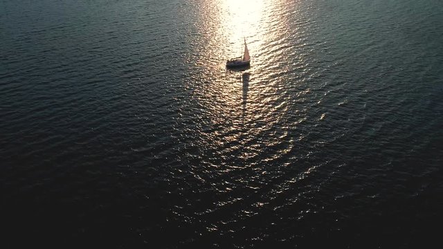 Aerial 4K - Gita in barca a vela al tramonto 