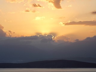 Corfu, Griechenland, Sonnenaufgang über den albanischen Bergen