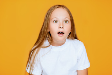surprised young girl - obrazy, fototapety, plakaty