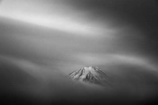 日本 山梨県 静岡県 富士山 夜中