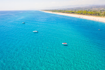 Locri, vista aerea con drone dall'alto. Il mare in Estate