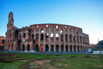 Fototapeta na wymiar famous and ancient Colosseum in Rome , Italy 
