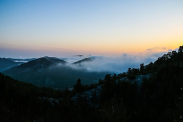 Naklejka premium aerial view of foggy mountains