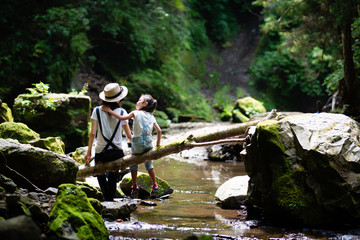 川で遊ぶ母と娘