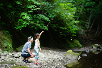 釣りをする父と娘