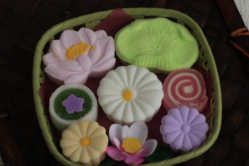 落雁は日本の代表的な菓子のひとつであり、米などのでんぷんの粉に水あめと砂糖を混ぜて着色し、型で乾燥させて作られています。